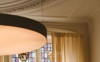 Elegant office space at Westeinde 14-16, Amsterdam Center featuring decorative windows and ceiling details, ideal for office space rental.