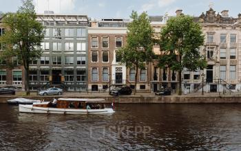 Exterior view of Herengracht 471, Amsterdam Center, showcasing canal-side offices available for rent. Historic buildings line the street, perfect for office space rental.