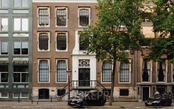 Exterior view of office building at Herengracht 471, Amsterdam Center, a prime location for office space rental along the canal.