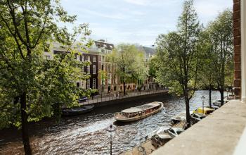 View of Herengracht canal in Amsterdam Center, showcasing the charming surroundings near rentable office space.
