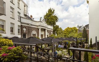 Lively exterior seating area at Herengracht 471 in Amsterdam Center, suitable for business gatherings. Ideal for those looking to rent office space with outdoor amenities.