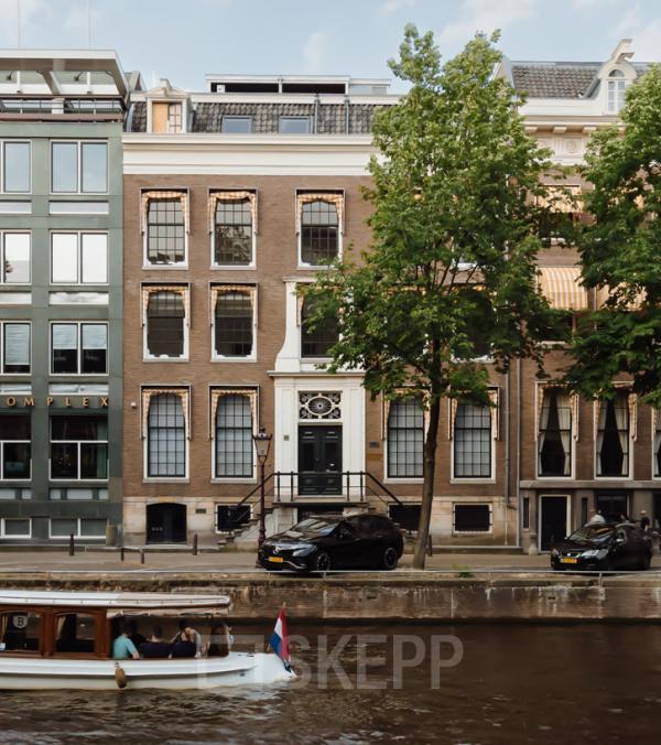 Exterior view of office building at Herengracht 471, Amsterdam Center, a prime location for office space rental along the canal.