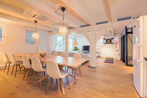 Modern office space rental at Brouwersgracht 167 in Amsterdam Center with large wooden tables, comfortable chairs, wooden beams, and a relaxed, inviting atmosphere.