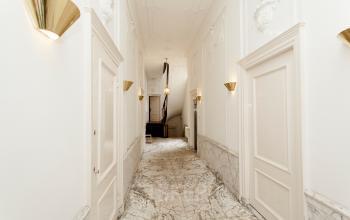 Bright hallway with marble floor and wall sconces in an office building at Keizersgracht 241, Amsterdam Center, available for office space rental.