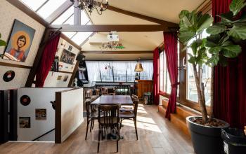 Cozy interior office space at Rokin 46-1 in Amsterdam Center with wooden floors, large windows, and eclectic decor. Ideal for creative business brainstorming. Perfect office space rental opportunity.