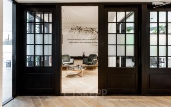 Chic and modern waiting area at Rokin 46-1, Amsterdam Center, featuring stylish chairs and a coffee table, perfect for clients. Ideal office space rental opportunity in the heart of Amsterdam.