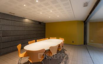 Conference room at Kerkstraat 204, Amsterdam Center with modern furnishings, featuring an oval table and wooden chairs, ideal for meetings. Perfect for office space rental in a convenient location.