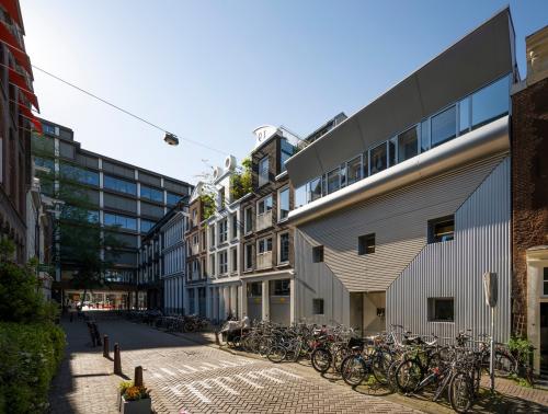 Exterior view of office buildings at Kerkstraat 204, Amsterdam Center, featuring a modern facade and bicycles parked outside. Ideal for office space rental opportunities.