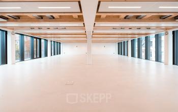 Spacious open floorplan with light wood accents and large windows at Pieter Cornelisz. Hooftstraat 7 in Amsterdam Center, ideal for office space rental.