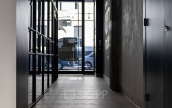Empty office hallway with tiled floor at Pieter Cornelisz. Hooftstraat 7, Amsterdam Center, ideal for office space rental.