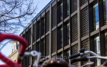 Modern office building facade at Pieter Cornelisz. Hooftstraat 7, Amsterdam Center, suitable for office space rental.