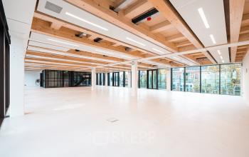 Spacious office space with wooden ceiling beams and large windows at Pieter Cornelisz. Hooftstraat 7, ideal for rent office space in Amsterdam Center.