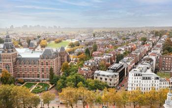Aerial view of Amsterdam Center around Pieter Cornelisz. Hooftstraat, showcasing classic architecture and green spaces with bustling streets.