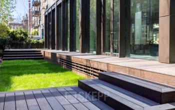 Exterior view of modern office space with large glass windows at Pieter Cornelisz. Hooftstraat 7, perfect for office space rental in Amsterdam Center.