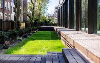 Outdoor view of an office to rent at Pieter Cornelisz. Hooftstraat 7, showcasing a wooden deck and garden area in Amsterdam Center.