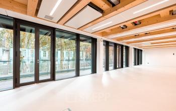 Bright office space with large windows and modern wooden ceiling beams at Pieter Cornelisz. Hooftstraat 7, Amsterdam Center, ideal for rent office space and office space rental.