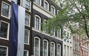 Street view of Kloveniersburgwal 131K in Amsterdam Center, showing classic architecture, ideal for office space rental.