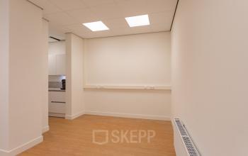 Unfurnished office space in Amsterdam Center, ideal for rent and ready for customization. Features clean lines, neutral walls, and ample lighting, suitable for various business activities.