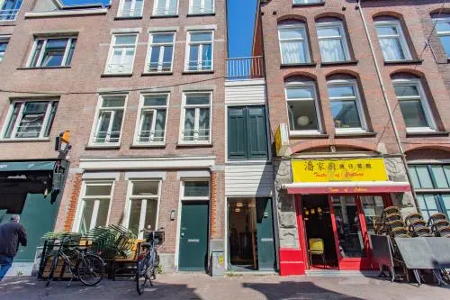 Exterior view of building at Korte Leidsedwarsstraat 133A 133A, Amsterdam Center, showcasing potential office space rental opportunities.