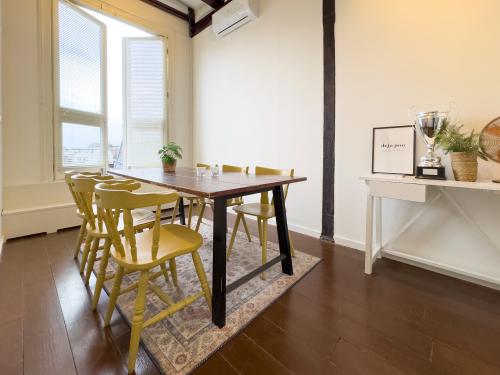 Bright conference room available for office space rental at Warmoesstraat 149-151, Amsterdam Center, featuring a large table, chairs, and decorative elements, perfect for meetings and collaborative work.