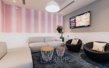 Modern lounge area at Weteringschans 165 in Amsterdam Center, ideal for office space rental with comfortable seating and stylish interior.