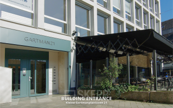 Entrance view of an office to rent at Kleine Gartmanplantsoen 21, Amsterdam Center, showcasing a modern facade suitable for office space rental.