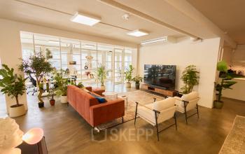 Bright and welcoming office space with cozy seating area at Kleine Gartmanplantsoen 21, ideal for office space rental in Amsterdam Center.