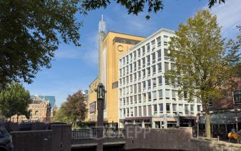 Exterior view of the office building at Kleine Gartmanplantsoen 21, Amsterdam Center. Ideal for those seeking office space rental in a prime location.