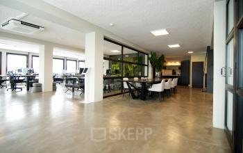 Spacious office to rent at Kleine Gartmanplantsoen 21, Amsterdam Center, featuring an open floor plan with modern furnishings and ample natural light.