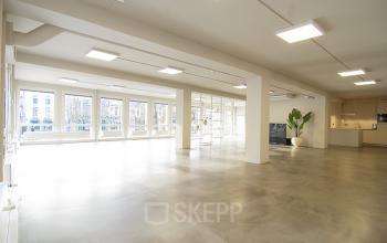 Spacious office interior at Kleine Gartmanplantsoen 21, Amsterdam Center, ideal for office space rental with large windows and bright lighting.