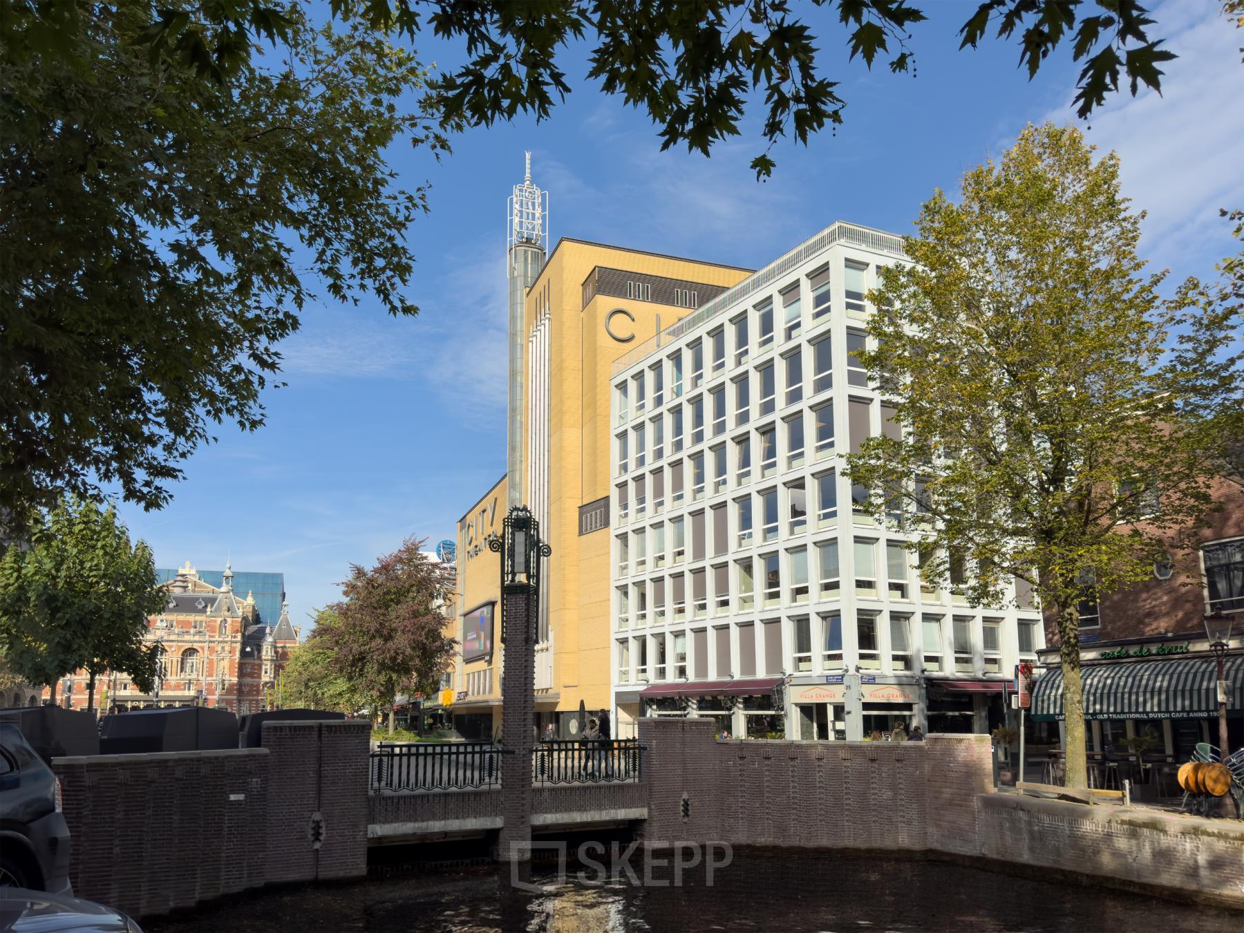 Exterior view of the office building at Kleine Gartmanplantsoen 21, Amsterdam Center. Ideal for those seeking office space rental in a prime location.