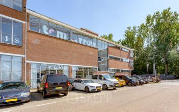 Exterior view of office building at Generaal Vetterstraat 77e, Amsterdam De Schinkel, Amsterdam, featuring parking spaces in front.