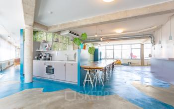 Bright office interior at Generaal Vetterstraat 77e, Amsterdam De Schinkel, featuring open workspaces with modern furnishings and large windows.