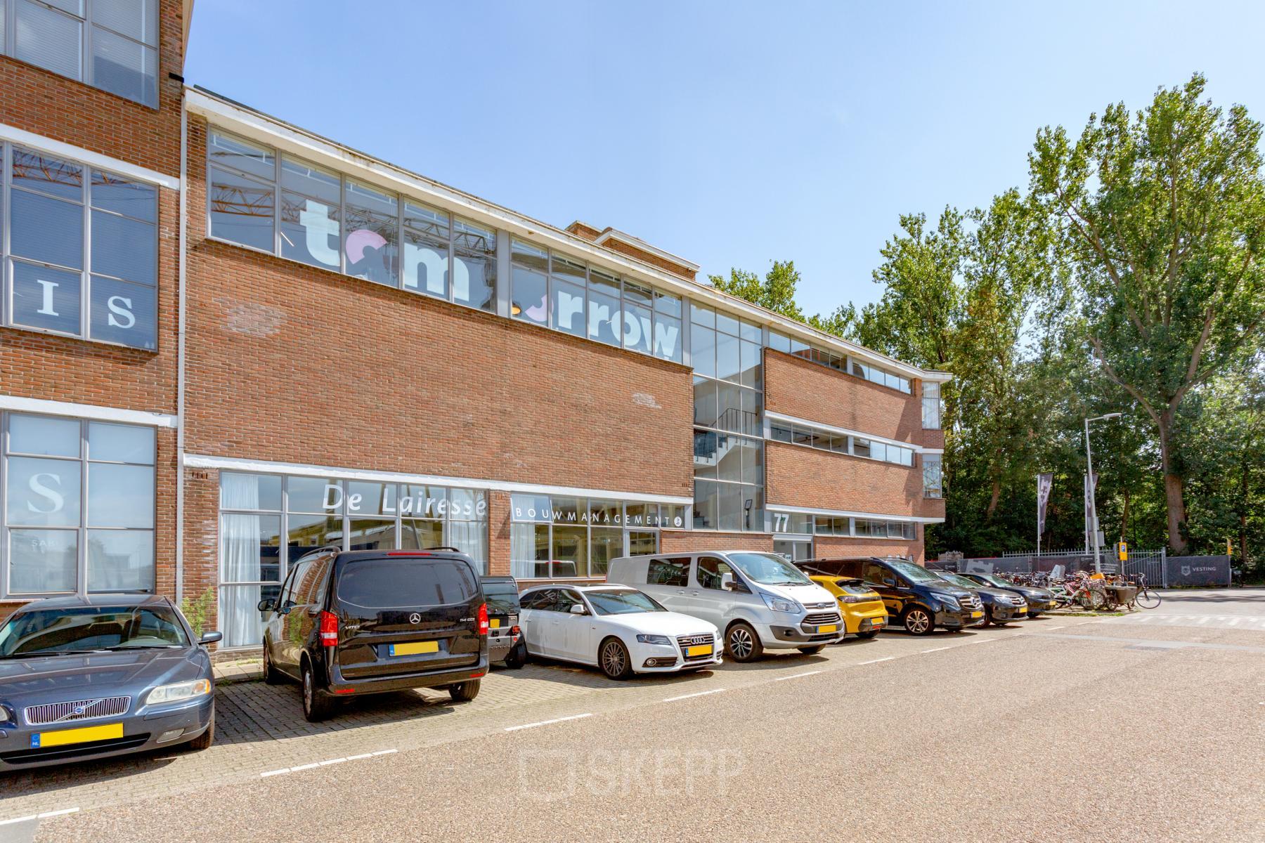 Exterior view of office building at Generaal Vetterstraat 77e, Amsterdam De Schinkel, Amsterdam, featuring parking spaces in front.