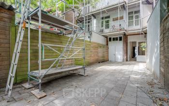 Outdoor area at Schinkelkade 44, Amsterdam De Schinkel, suitable for rent office space with scaffolding present.