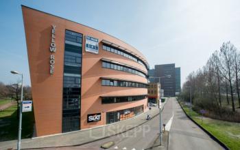 openbare weg bij kantoorgebouw in Amsterdam
