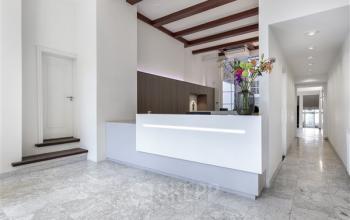 Bright reception area at Keizersgracht 62–64 in Amsterdam Canal Belt, perfect for office space rental.