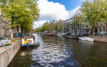 Scenic view of the Amsterdam Canal Belt near Keizersgracht 62-64, ideal for a unique office to rent in a vibrant location.