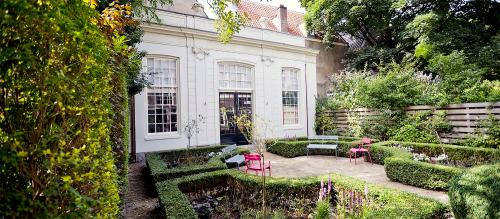 Verdant garden at Keizersgracht 62 – 64 ideal for office space rental in Amsterdam Canal Belt with comfortable outdoor seating.