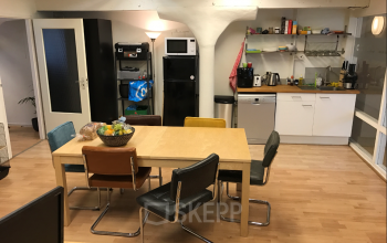 A cozy space with a pantry en a table for the lunch