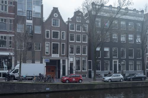 Exterior view of Herengracht 221 in Amsterdam Canal Belt, a location for office space rental.