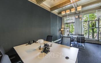 Elegant office space rental at Herengracht 282, Amsterdam Canal Belt with a large window and classic architectural details.