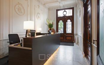 Elegant reception area at Herengracht 282 with ornate details, offering a stylish office space rental in Amsterdam Canal Belt.