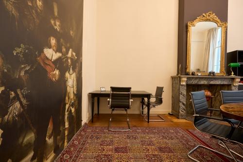 Office space with elegant decor, featuring a classic rug, sleek furniture, and a decorative mirror in Keizersgracht 391A, Amsterdam Canal Belt, available for office space rental.
