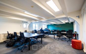 Spacious office space rental at Keizersgracht 452 in Amsterdam with modern workstations and a collaborative atmosphere. Ideal for business professionals in the Amsterdam Canal Belt area.