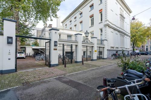 Exterior view of the office building located at Keizersgracht 452, in Amsterdam Canal Belt, Amsterdam, featuring a secure entrance gate, bicycle parking, and classic architecture.