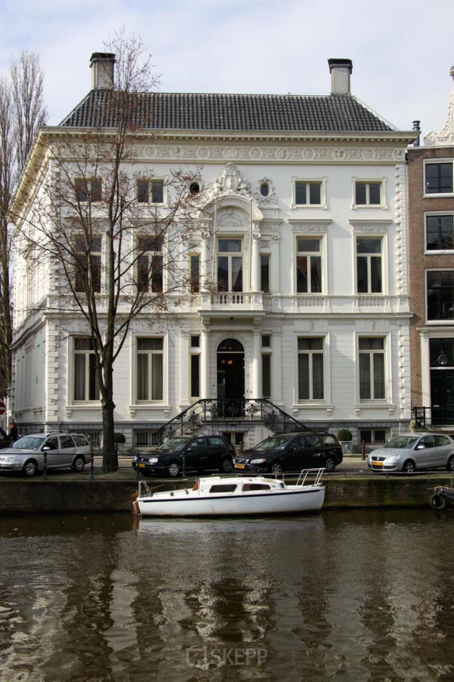 Exterior view of office building at Keizersgracht 452 in Amsterdam Canal Belt, featuring classical architecture with large windows and canal in front. Prime location for office space rental.