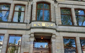 Exterior view of the elegant office building located at Herengracht 320, Amsterdam Canal Belt, offering office space rental opportunities.