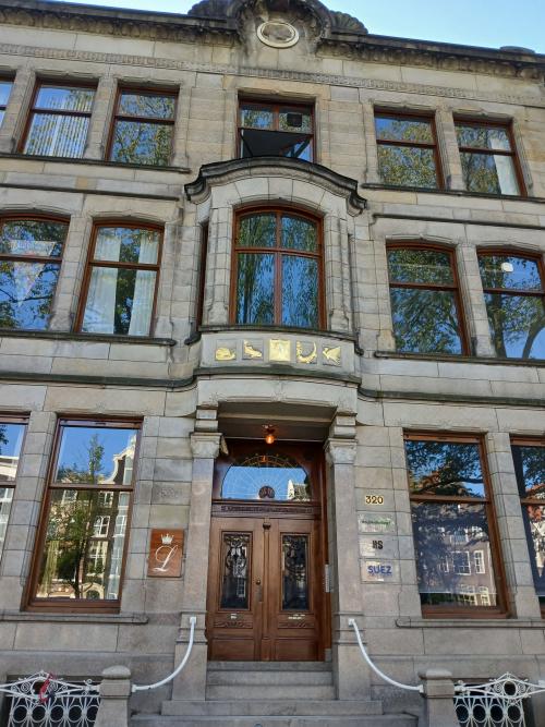 Exterior view of the elegant office building located at Herengracht 320, Amsterdam Canal Belt, offering office space rental opportunities.