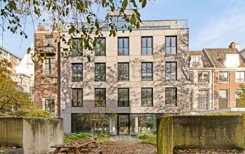 Exterior view of an office building located at Keizersgracht 572 572 in Amsterdam's Canal Belt, showcasing modern architecture and charming garden surroundings, highlighting an inviting entrance for office space rental.